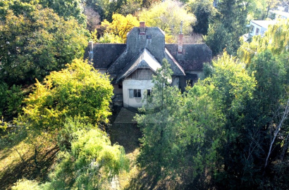 Stavebný pozemok so starším domom v mestskej časti Komárna - Hadovce